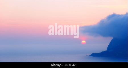 Sonnenuntergang. Einen malerischen Sonnenuntergang mit fantastischen unter Berg neblig Stockfoto