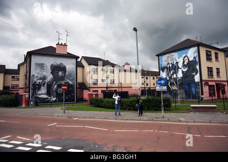 Politischen Wandmalereien an den Wänden der Häuser in Derry, Nordirland, Vereinigtes Königreich, Europa Stockfoto