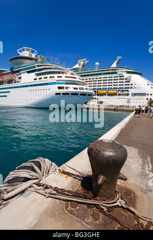 Kreuzfahrtschiffe in Prince George Wharf, Nassau, New Providence Island, Bahamas, Karibik, Mittelamerika Stockfoto