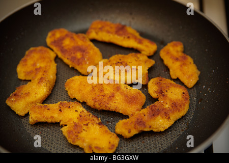 Hausgemachte Chicken Nuggets in einer Pfanne Stockfoto