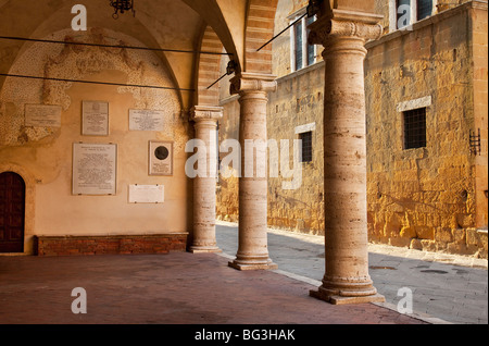 Spalten und Straße vor Il Palazzo Pubblico Sede del Municipio in Pienza Toskana Italien Stockfoto