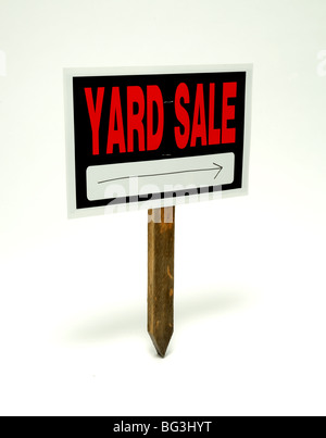 Yard Sale Schild mit einem Pfeil auf einem hölzernen Pfosten Stockfoto