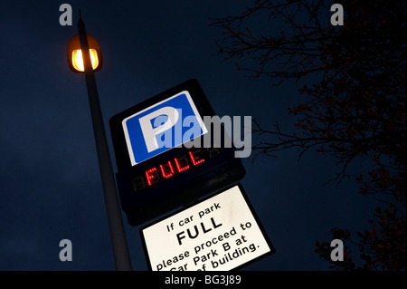 Edinburgh Royal Infirmary - Besucherparkplatz voll auf typischen Wochentag am Nachmittag im Winter trotz hohe Parkgebühren Stockfoto
