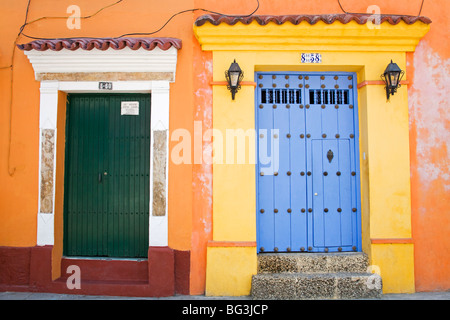 Türen in alten Mauern umgebene Stadt Bezirk, Cartagena Stadt, Bundesstaat Bolivar, Kolumbien, Südamerika Stockfoto