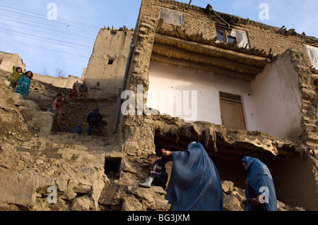 Afghanische Frauen Fuß nach Hause in der Stadt Kabul, Afghanistan. Stockfoto