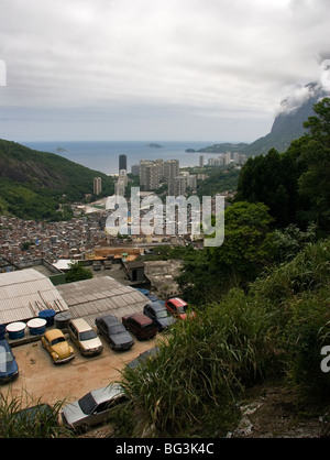 Blick auf Rio de Janeiro aus dem Inneren der Favela von rocinha. Brasilien. Stockfoto