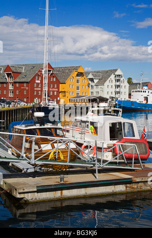 Boote und Lagerhallen auf Skansen Docks, Tromso Stadt, Troms Grafschaft, Norwegen, Skandinavien, Europa Stockfoto