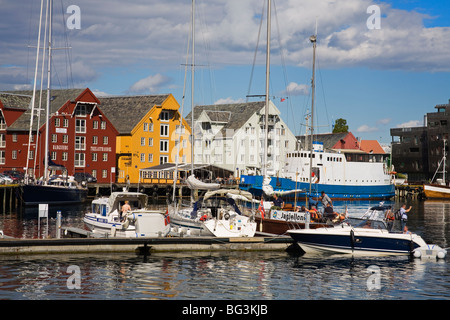 Boote und Lagerhallen auf Skansen Docks, Tromso Stadt, Troms Grafschaft, Norwegen, Skandinavien, Europa Stockfoto