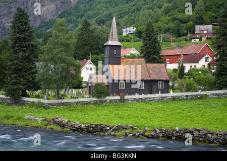 Flam-Kirche aus dem Jahre 1670 und Flamsdalen Tal Flusses, Flam, Sognefjorden, westlichen Fjorde, Norwegen, Skandinavien, Europa Stockfoto