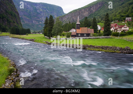 Flam-Kirche aus dem Jahre 1670 und Flamsdalen Tal Flusses, Flam, Sognefjorden, westlichen Fjorde, Norwegen, Skandinavien, Europa Stockfoto