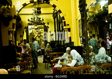 Szenen im pulsierenden El Fishawi Teehaus im alten Khan El Khalili Basar in Kairo, Ägypten. Stockfoto