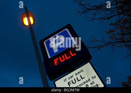 Edinburgh Royal Infirmary - Besucherparkplatz voll auf typischen Wochentag am Nachmittag im Winter trotz hohe Parkgebühren Stockfoto