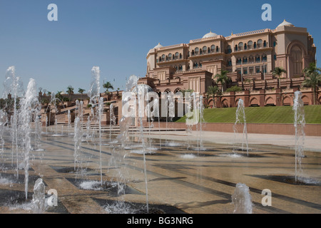 Brunnen vor der aufwendigen Emirates Palace Hotel, Abu Dhabi, Vereinigte Arabische Emirate, Naher Osten Stockfoto