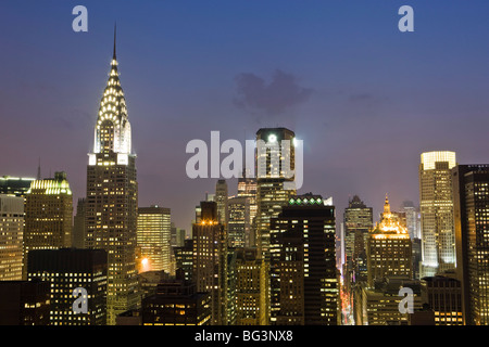 Skyline der Stadt, einschließlich das Chrysler-Building bei Sonnenuntergang, Manhattan, New York, Vereinigte Staaten von Amerika, Nordamerika Stockfoto