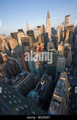 Weitwinkel-Blick auf die Skyline der Stadt, einschließlich das Chrysler Building und das Empire State Building, Manhattan, New York, USA Stockfoto