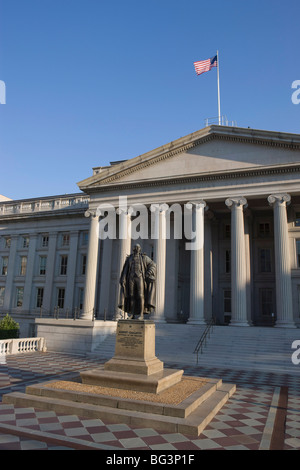 Der US-Treasury Building mit Flagge, Washington D.C., Vereinigte Staaten von Amerika, Nordamerika Stockfoto