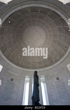 Statue von Thomas Jefferson und der Innenseite der Kuppel von der Jefferson Memorial, Washington D.C., Vereinigte Staaten von Amerika Stockfoto