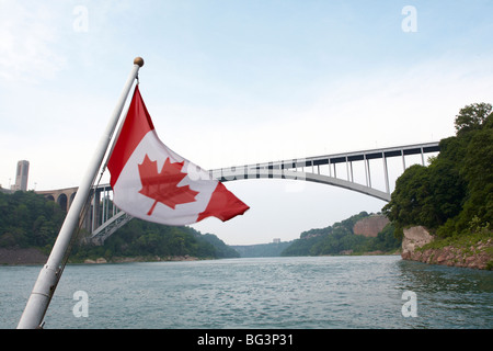 Eine kanadische Flagge vor der Brücke gehen aus den USA nach Kanada über den Niagara River Stockfoto