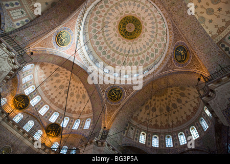 Reich verzierte Innenraum der neuen Moschee, Istanbul, Türkei, Europa Stockfoto