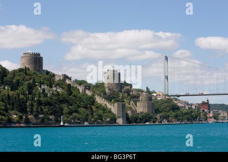 Festung Rumeli Hisari und die Fatih-Mehmet-Brücke über den Bosporus, Istanbul, Türkei, Europa Stockfoto