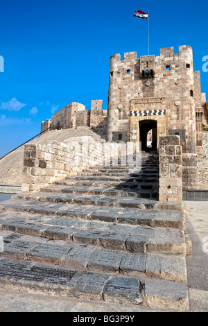 Berühmte Festungswällen und Zitadelle in Aleppo, Syrien. Eines der ältesten bewohnten Städte der Welt. Eingang-Brücke. Stockfoto