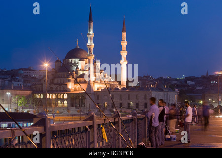 Fischer am Galata-Brücke, neue Moschee beleuchtet am Abend, Istanbul, Türkei, Europa Stockfoto