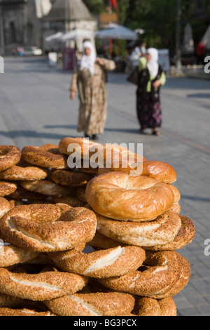 Traditionelle türkische Bagels mit Sesam zum Verkauf, Frauen in traditioneller Tracht in Ferne, Istanbul, Türkei, Europa Stockfoto