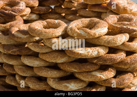 Traditionelle türkische Bagels mit Sesam zum Verkauf, Istanbul, Türkei, Europa Stockfoto