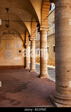 Spalten und Straße vor Il Palazzo Pubblico Sede del Municipio in Pienza Toskana Italien Stockfoto