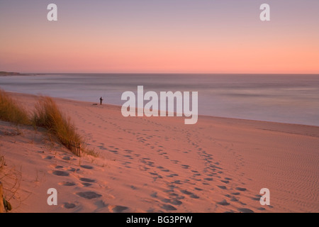 Einsamen Fischer am Strand bei Sonnenuntergang, Portugal, Europa Stockfoto