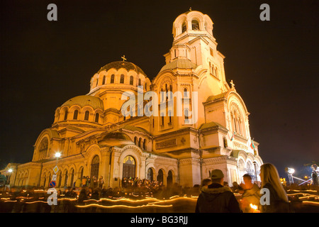 Menschen mit Kerzen Umrundung Kirche während Ostern feiern, Aleksander Nevski Kirche, Sofia, Bulgarien, Europa Stockfoto