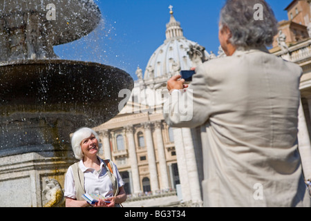 Ältere Touristen Sehenswürdigkeiten in St. Petersplatz, Rom, Latium, Italien, Europa Stockfoto