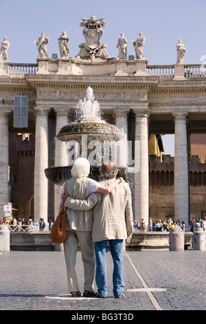 Ältere Touristen Sehenswürdigkeiten in St. Petersplatz, Rom, Latium, Italien, Europa Stockfoto