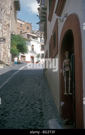 Steile gepflasterte Straße in Taxco, Guerrero, Mexiko Stockfoto