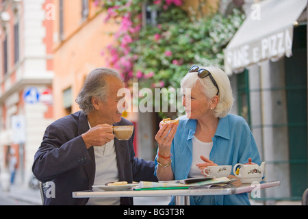 Ältere Touristen mit Frühstück in einem Café, Rom, Latium, Italien, Europa Stockfoto