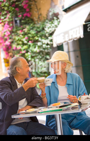 Ältere Touristen mit Frühstück in einem Café, Rom, Latium, Italien, Europa Stockfoto