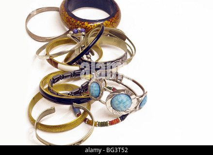 eine Auswahl an preiswerten und fröhlich Armbänder und Armreifen auf weißem Hintergrund. Stockfoto