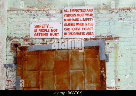 Sicherheit am Arbeitsplatz und Schutzausrüstung unterzeichnen auf alten Mauer an historischen Wychwood Scheunen Toronto Stockfoto