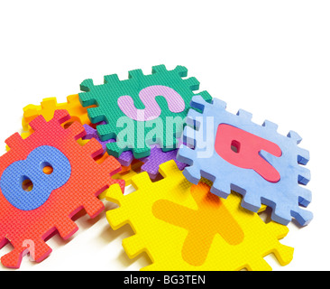 Einige Buchstaben, die Zugehörigkeit zu einer Kinder lernen Spiel / puzzle. Stockfoto
