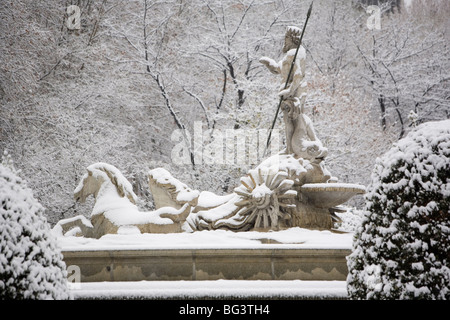 Triton-Statue in Schnee, Paseo del Prado, Madrid, Spanien, Europa Stockfoto