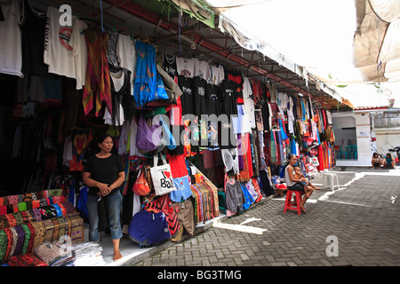 Marktständen verkaufen Kleidung, Taschen und Haushaltswaren in einer Bande (Gasse) in Kuta, Legian, Bali, Indonesien Stockfoto