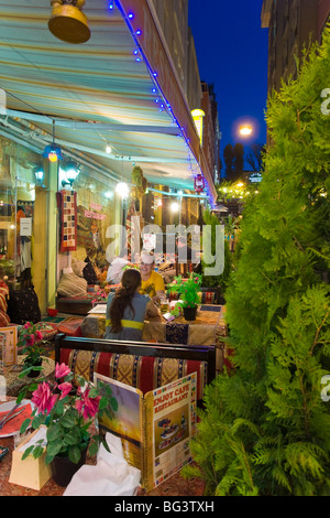 Restaurant im Freien zu Speisen, in der trendigen touristischen Stadtteil Sultanahmet, Istanbul, Türkei, Europa Stockfoto