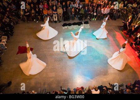 Die Mevlevi, (tanzenden Derwische) Durchführung der Sufi-Tanz, Istanbul, Türkei, Europa Stockfoto