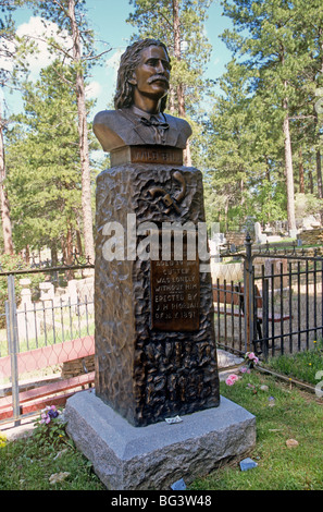 Grabstätte mit Statue von Wild Bill Hickok in Mount Moriah Cemetery, Deadwood, South Dakota. Stockfoto