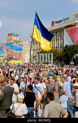 Unabhängigkeitstag, ukrainische nationale Fahnen in Maidan Nezalezhnosti (Unabhängigkeitsplatz), Kiew, Ukraine, Europa Stockfoto