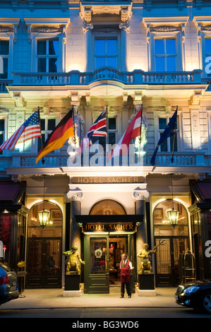 Hotel Sacher Bei Dämmerung, Wien, Österreich | Hotel Sacher in der Nacht, Wien, Österreich Stockfoto