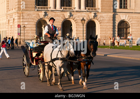 Fiaker Vor der Hofburg, Wien, Österreich | Fiaker (Pferdekutsche) vor der Hofburg, Wien, Österreich, Wien, Österreich Stockfoto