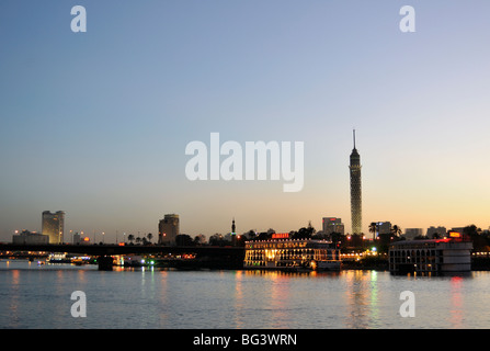 6 Oktober Brücke und Gezira Insel mit El-Borg-Turm von Nacht, Nil Waterfront, Kairo, Ägypten Stockfoto