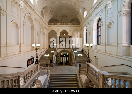 Treppenhaus, Stiegenhaus, Universität, Dämmerung, Ringstraße, Wien, Österreich | Universität, Ring, Wien, Österreich Stockfoto