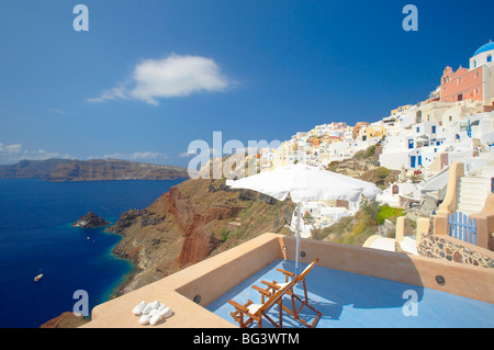 Terrasse in Oia, Santorini, Kykladen, griechische Inseln, Griechenland, Europa Stockfoto